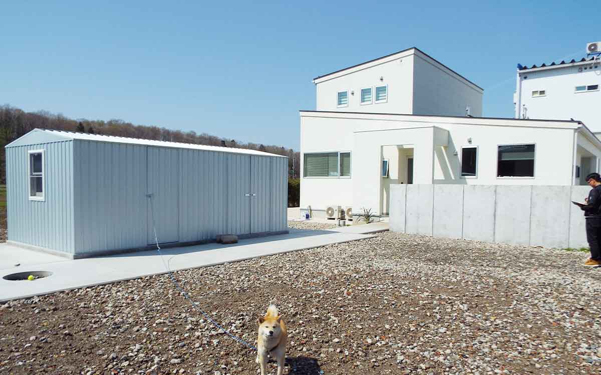 置くだけで景色が劇的に変わる！シルバーの物置小屋で家をグレードアップ