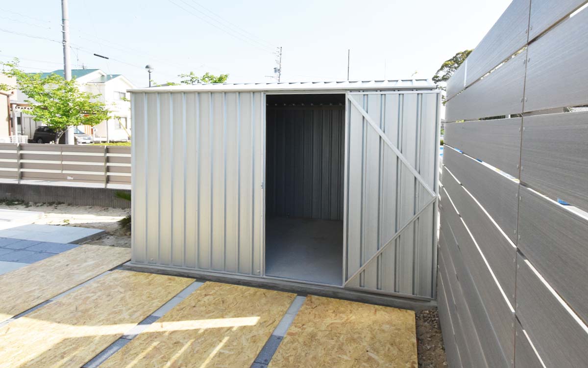 自転車置き場や小屋遊びに最適！おしゃれなスチール物置3023GK1の魅力