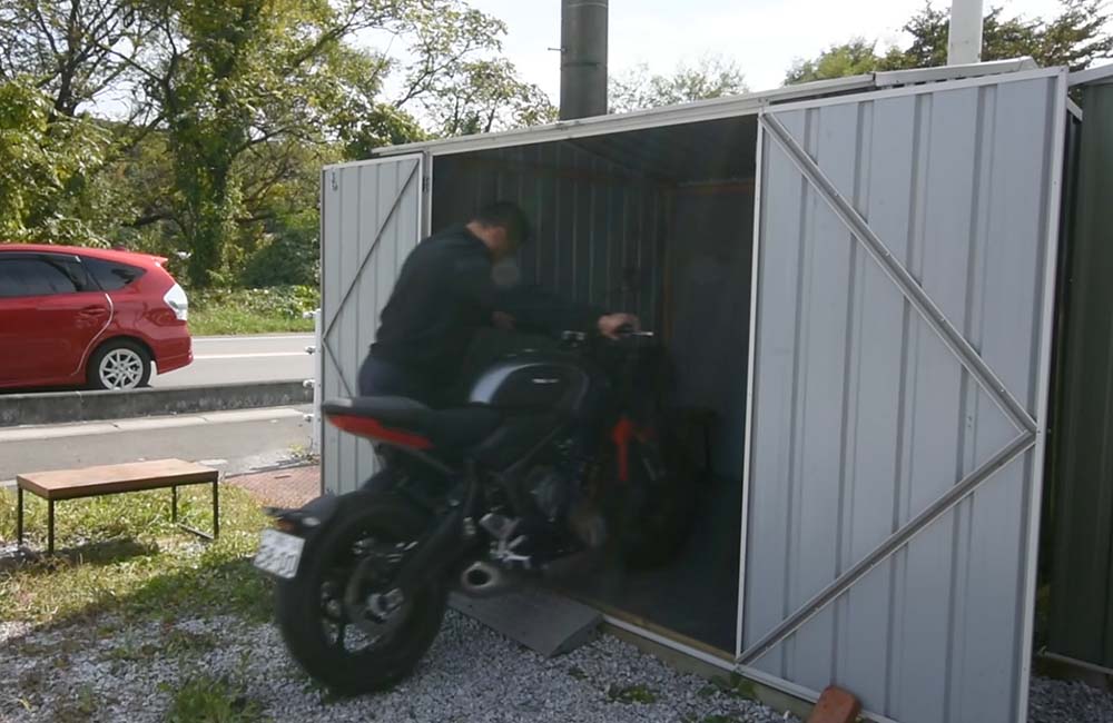 バイクガレージ