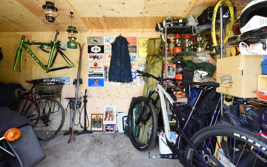 おしゃれにキャンプギアを収納できる屋外用倉庫