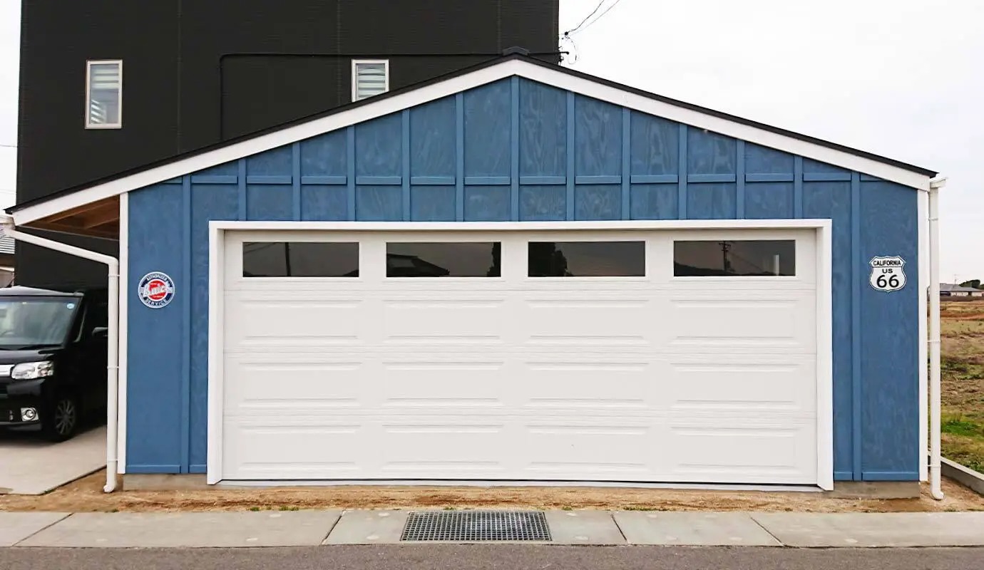 シンプルなのにおしゃれ！？クラシックなガレージドア