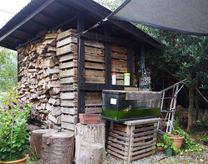 手作りの薪小屋